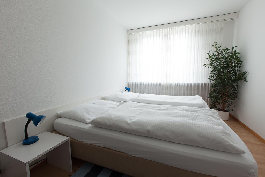 Tweepersoonskamer met 2 Aparte Bedden en Gedeelde Badkamer