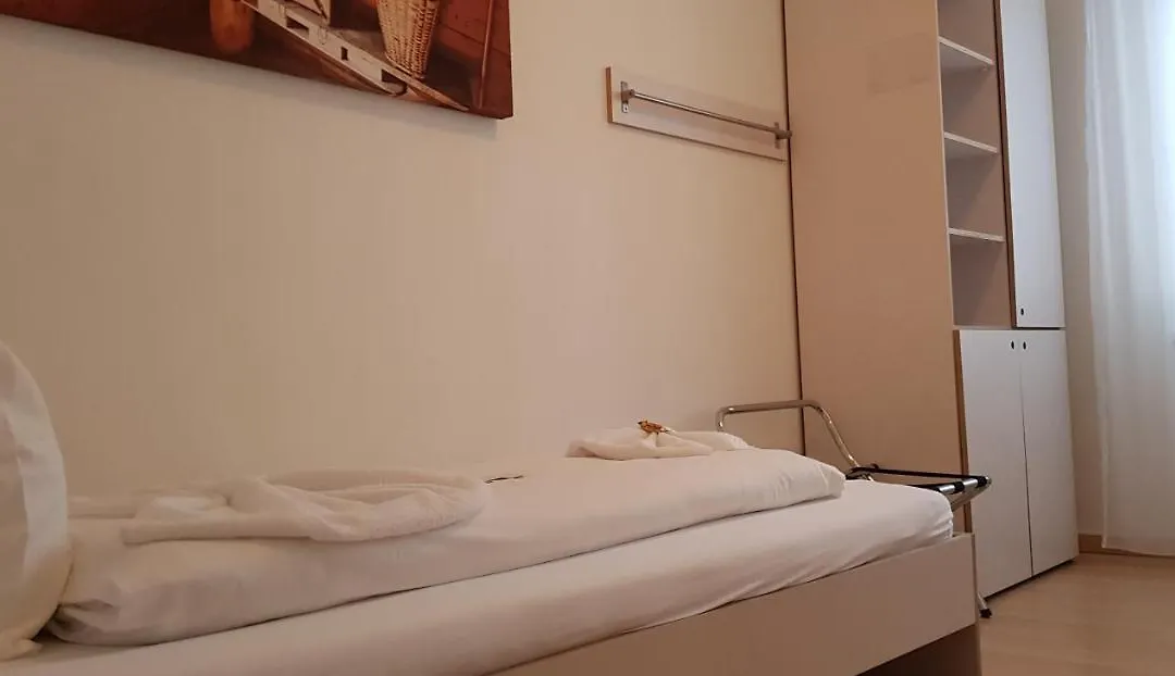 Easy-Living Budget Rooms Lindenstrasse 48-1